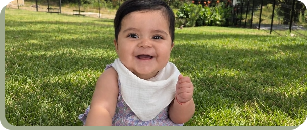 Romelia sonriendo en el jardín